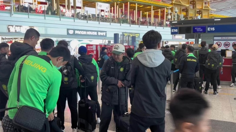  博主：昨天遭遇停飛休息一晚，國安隊首都機場今日再出發