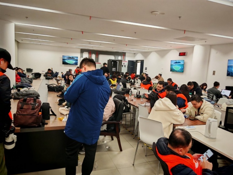  記者曬超級杯報道現場圖：中國足球2025第一戰，關注度拉滿