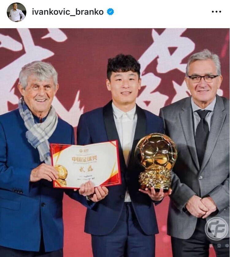  出席中國金球獎頒獎儀式，伊萬曬與武磊、米盧同框照片