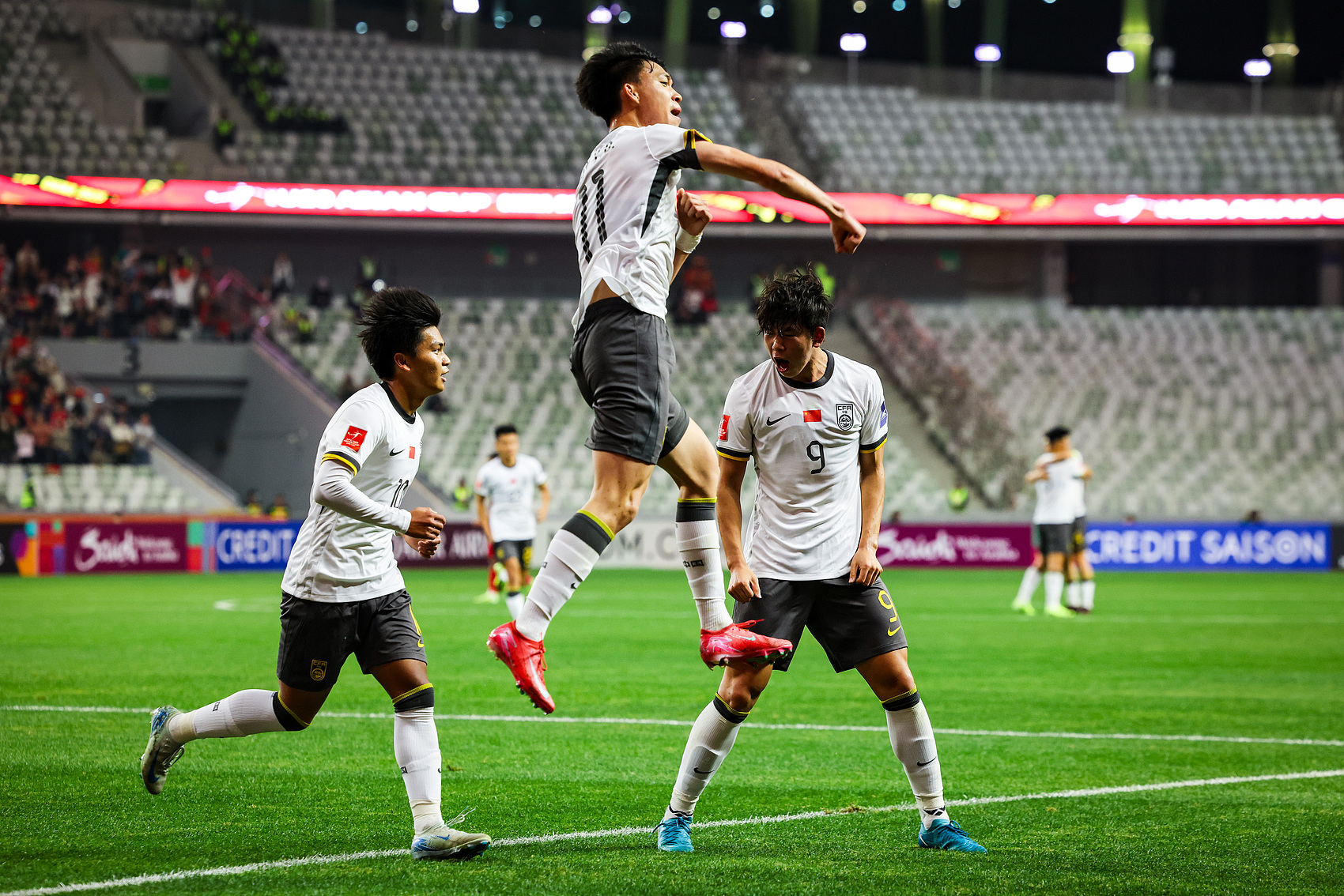  全面壓制！國青半場控球率高達7成，射門比9-3，造對方3張黃牌