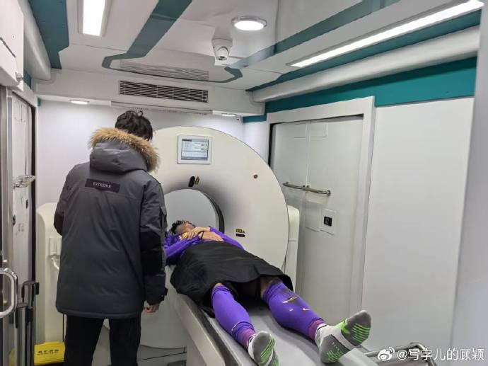  補時階段頭部被撞，天津記者：目前謝維軍正在醫院接受檢查