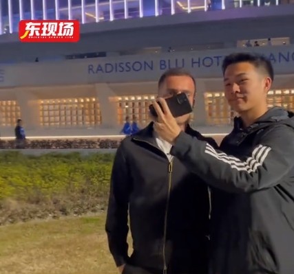  塞爾吉尼奧現身上海八萬人體育場，并與球迷親切打招呼合影