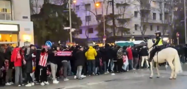  馬競球迷進入伯納烏時向人群投擲雜物，導致安保對其進行脫鞋檢查
