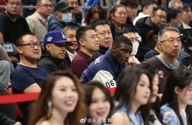 真籃球迷！國安外援法比奧攜玉昆外援科斯塔來到五棵松觀戰CBA