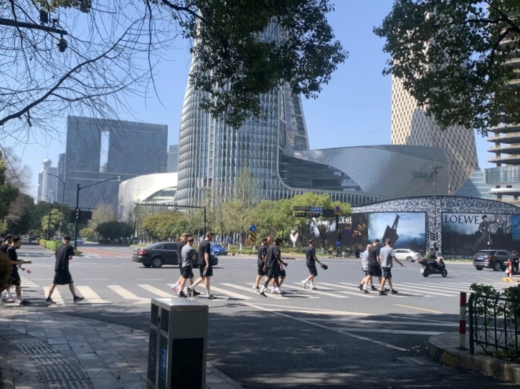  心態放松，有網友拍到澳大利亞隊早上在萬象城citywalk