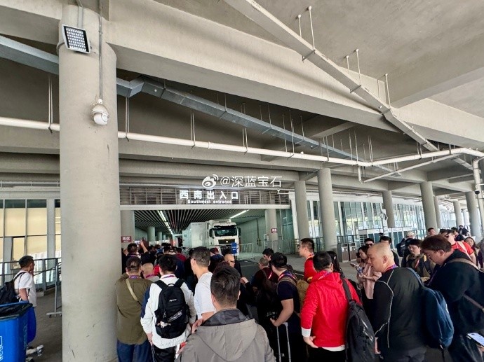  盛況空前！記者曬照：距離中澳之戰還有三小時，現場記者已超百名