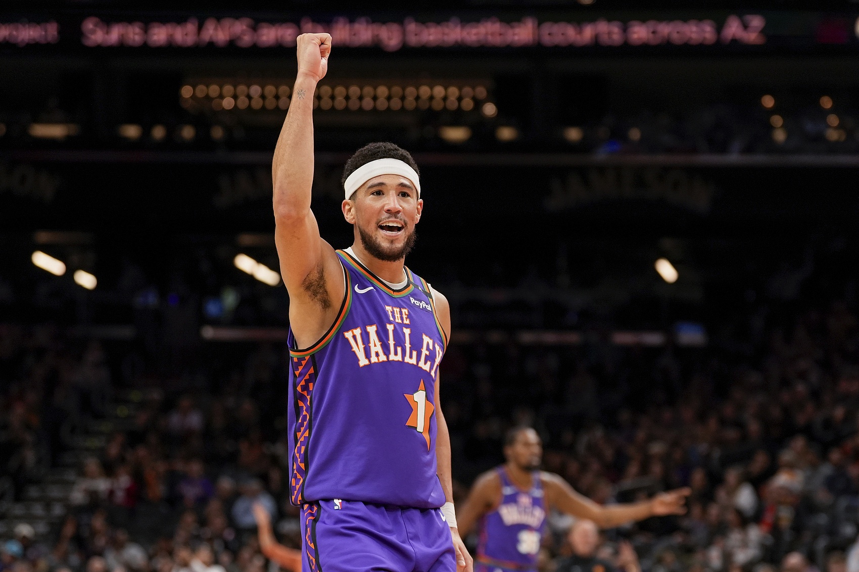  布登：布克是NBA最出色的兩個后衛之一 不明白他怎么就不是全明星
